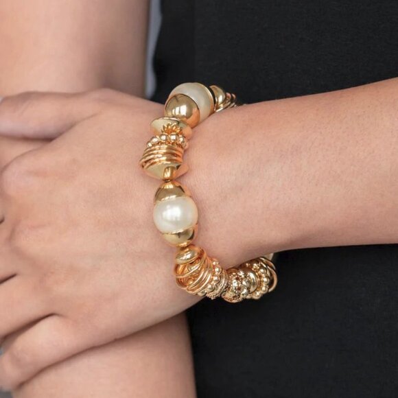 Paparazzi Jewelry Accessories - Uptown Tease - Gold Bracelet - Vintage - Picture 1 of 4